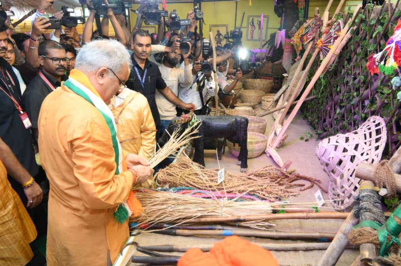 रायपुर: मुख्यमंत्री निवास में हरेली की धूम, गेड़ी पर चढ़कर सरपट चले सीएम बघेल