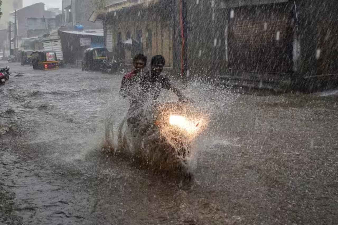 Chhattisgarh weather: छत्तीसगढ़ में भारी बारिश का अलर्ट, अगले तीन दिनों में जमकर बरसेंगे बादल