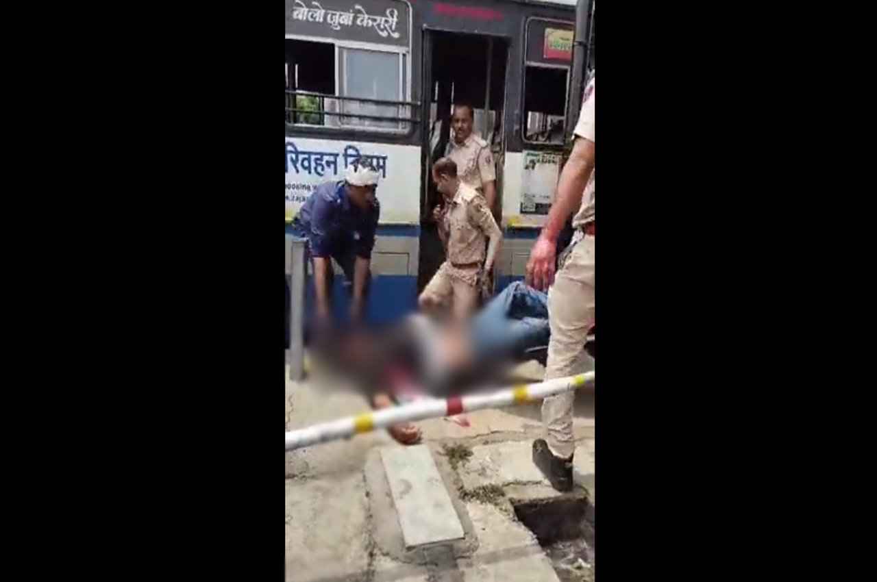 राजस्थान: भरतपुर में गैंगस्टर की हत्या, पुलिसकर्मियों की आंखों में मिर्ची पाउडर झोंककर मारी गोली