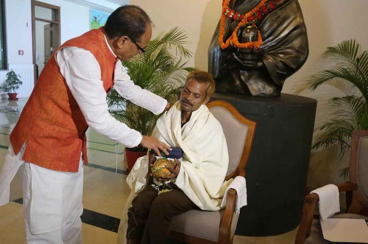 सीधी पेशाबकांड के पीड़ित को आर्थिक मदद, 5 लाख रुपये की सहायता राशि और घर बनाने के लिए मिलेंगे 1.50 लाख