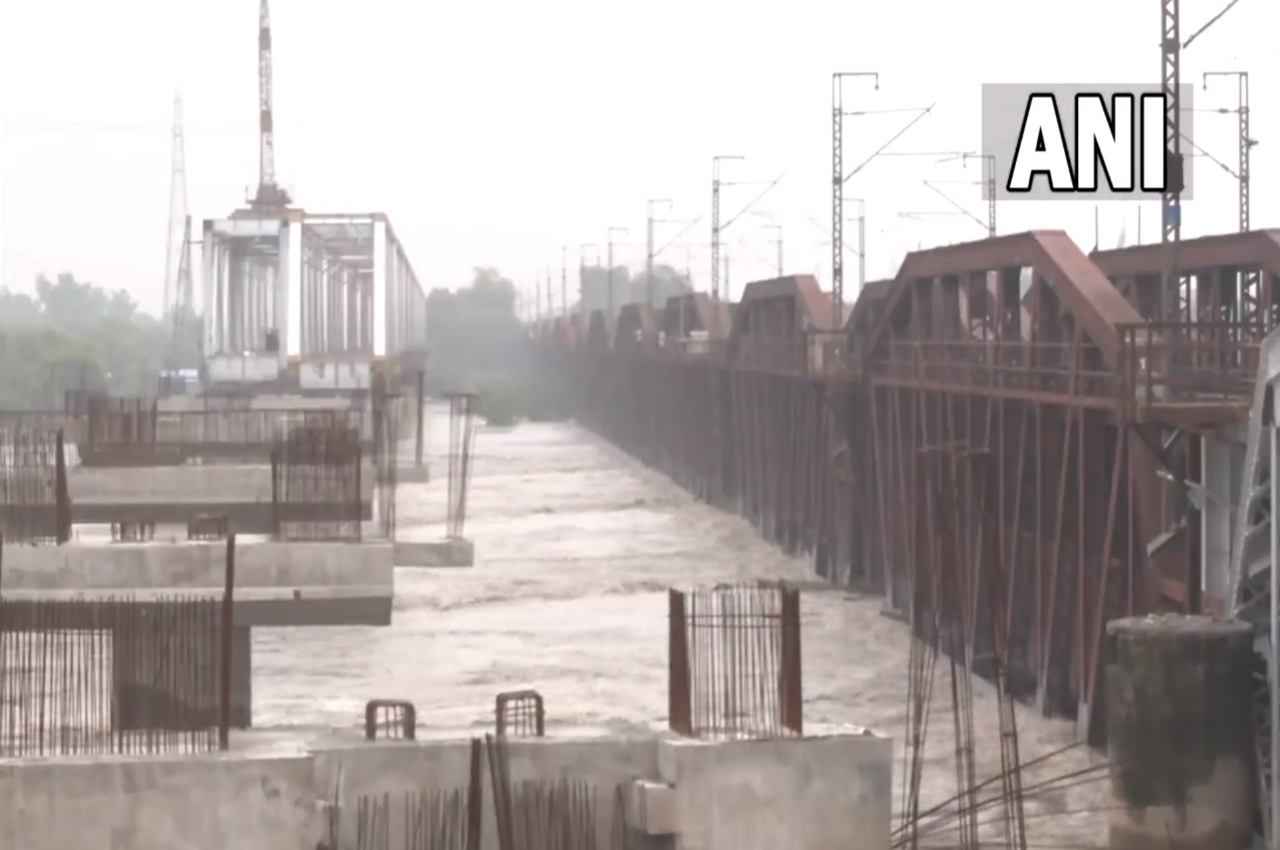 Delhi Flood Update: दिल्ली में बाढ़ बरकरार; निचले इलाकों में 23 हजार से ज्यादा लोग बेघर, जानें यमुना अब कितनी खतरनाक?