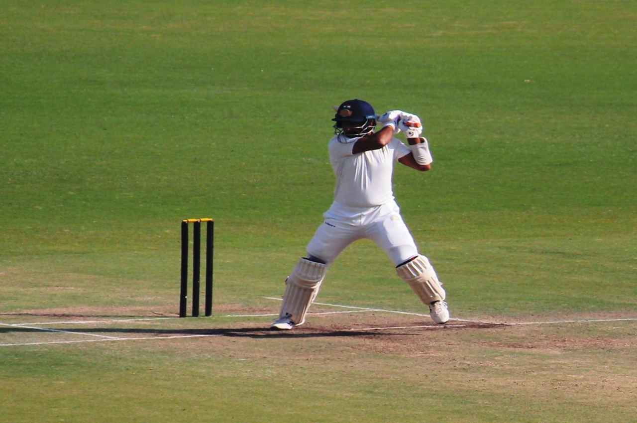 टीम से बाहर होते ही फॉर्म में लौटे चेतेश्वर पुजारा, दलीप ट्रॉफी में शतक जड़ दिया वापसी का संकेत