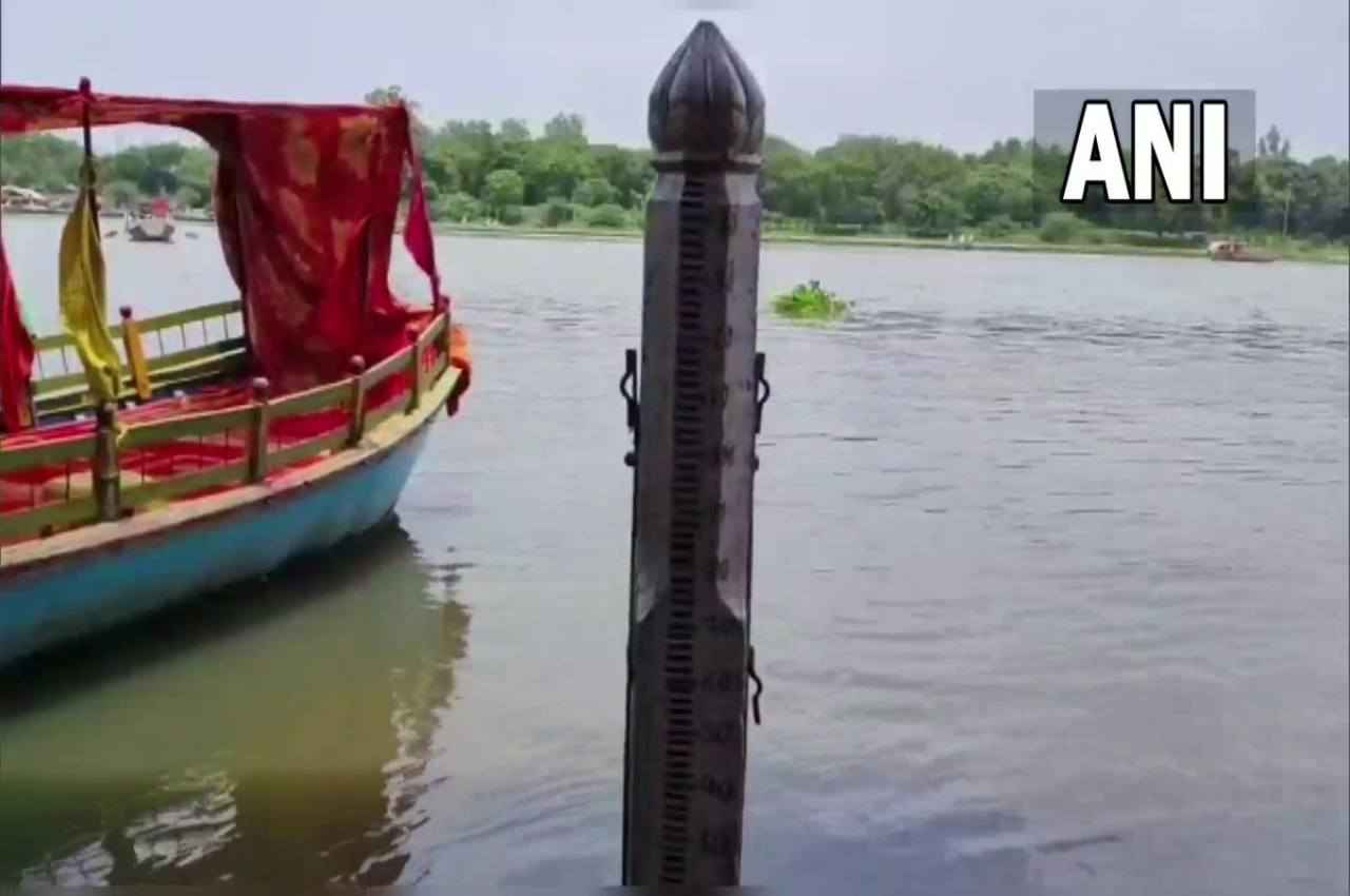 Flood in UP: पहाड़ों पर 'जल प्रलय' के बाद रौद्र रूप आईं गंगा-यमुना; दिल्ली में बढ़ा खतरा