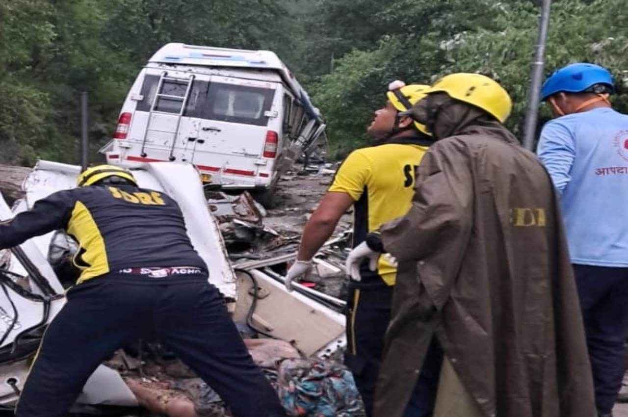 Uttarakhand News: गंगोत्री हाईवे पर दर्दनाक हादसा; पहाड़ से गाड़ी पर गिरा मलबा, 4 की मौत, 10 घायल