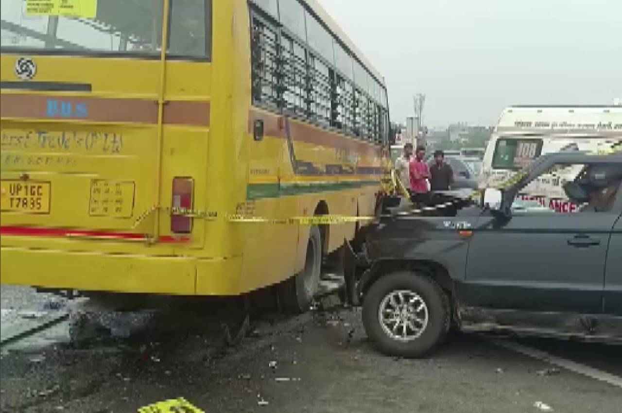 उत्तर प्रदेश: गाजियाबाद में रॉन्ग साइड से आ रही स्कूल बस से टकराई कार, 3 बच्चों समेत 6 की मौत