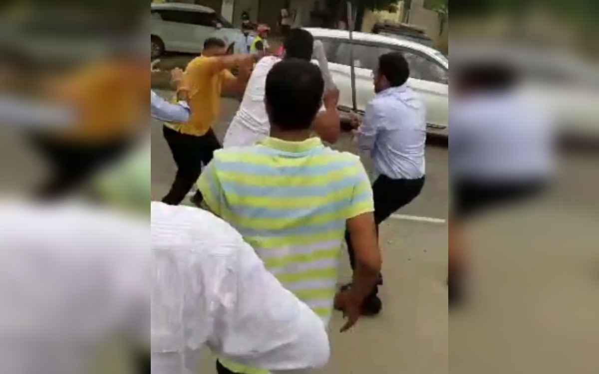 ग्रेटर नोएडा में नेताजी को दौड़ा-दौड़ाकर डंडों से पीटा, देखें Video
