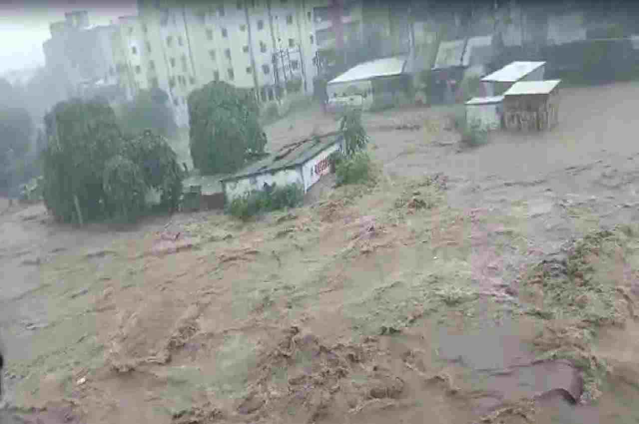 Gujarat Floods Video : गुजरात में बाढ़ और बारिश से हाहाकार, शहर में दिख रहा समुद्र जैसा नजारा