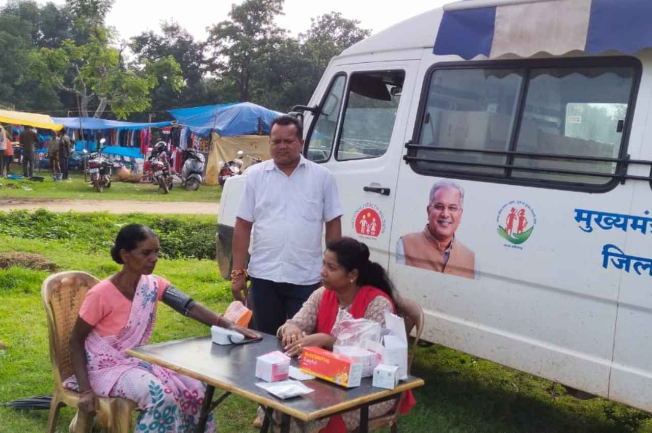 रायपुर: मुख्यमंत्री हाट बाजार क्लीनिक योजना से ग्रामीणों को मिला लाभ, शिविर लगाकर हो रही स्वास्थ्य जांच