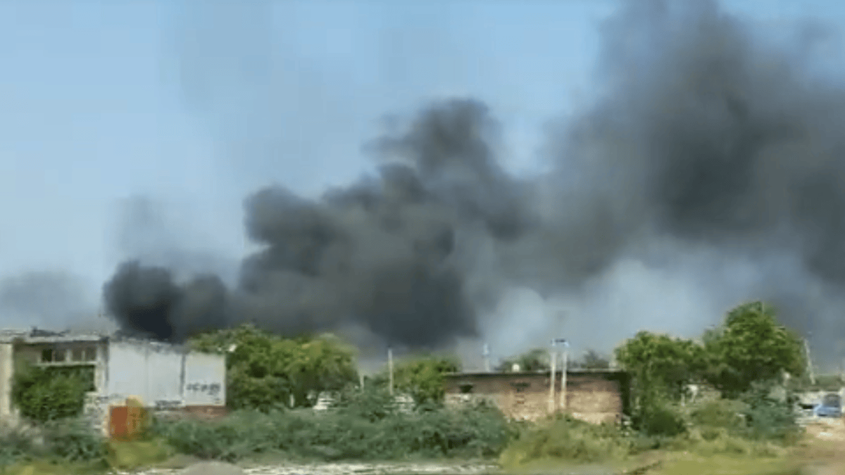 Clashes In Nuh: हरियाणा में भगवा यात्रा पर पथराव, भीड़ ने 5 गाड़ियों को फूंका, पुलिस पर पथराव
