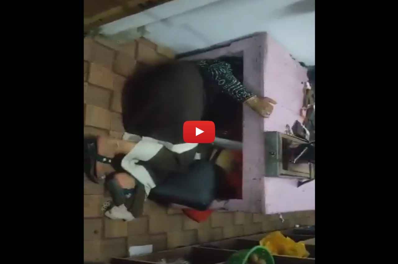 Viral Video: औरैया में मेज के नीचे क्यों घुसी आशा बहुएं? कारण जानकर रह जाएंगे हैरान