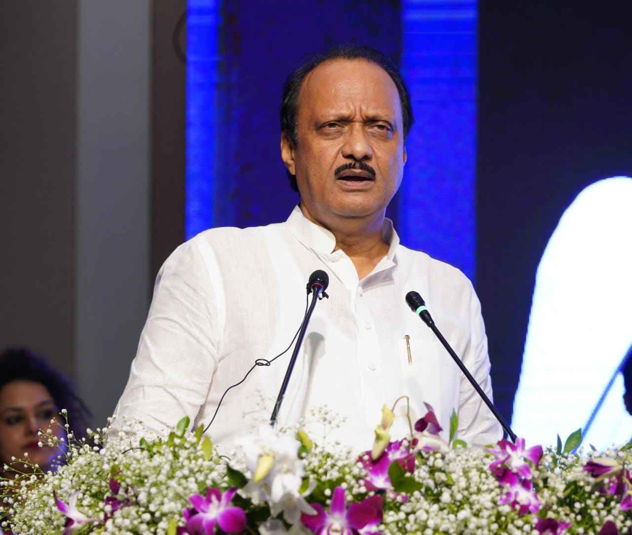 बगावत में शामिल एनसीपी विधायकों के लिए अजीत पवार ने खोले सरकारी तिजोरी के दरवाजे