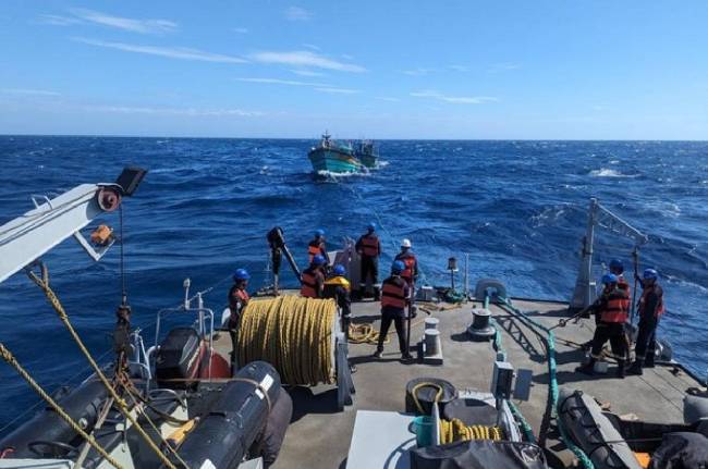 Indian Naval Ship Khanjar, stranded Indian fishermen brings back, tamil nadu news, indian naval ship, INS khanjar, indian fishermen, bay of bengal, nagapattinam, tamil nadu coast