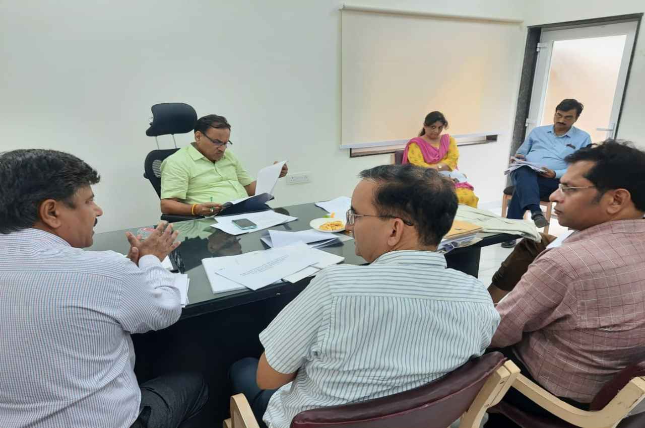 Jaipur, Minister Mahesh Joshi take review meeting