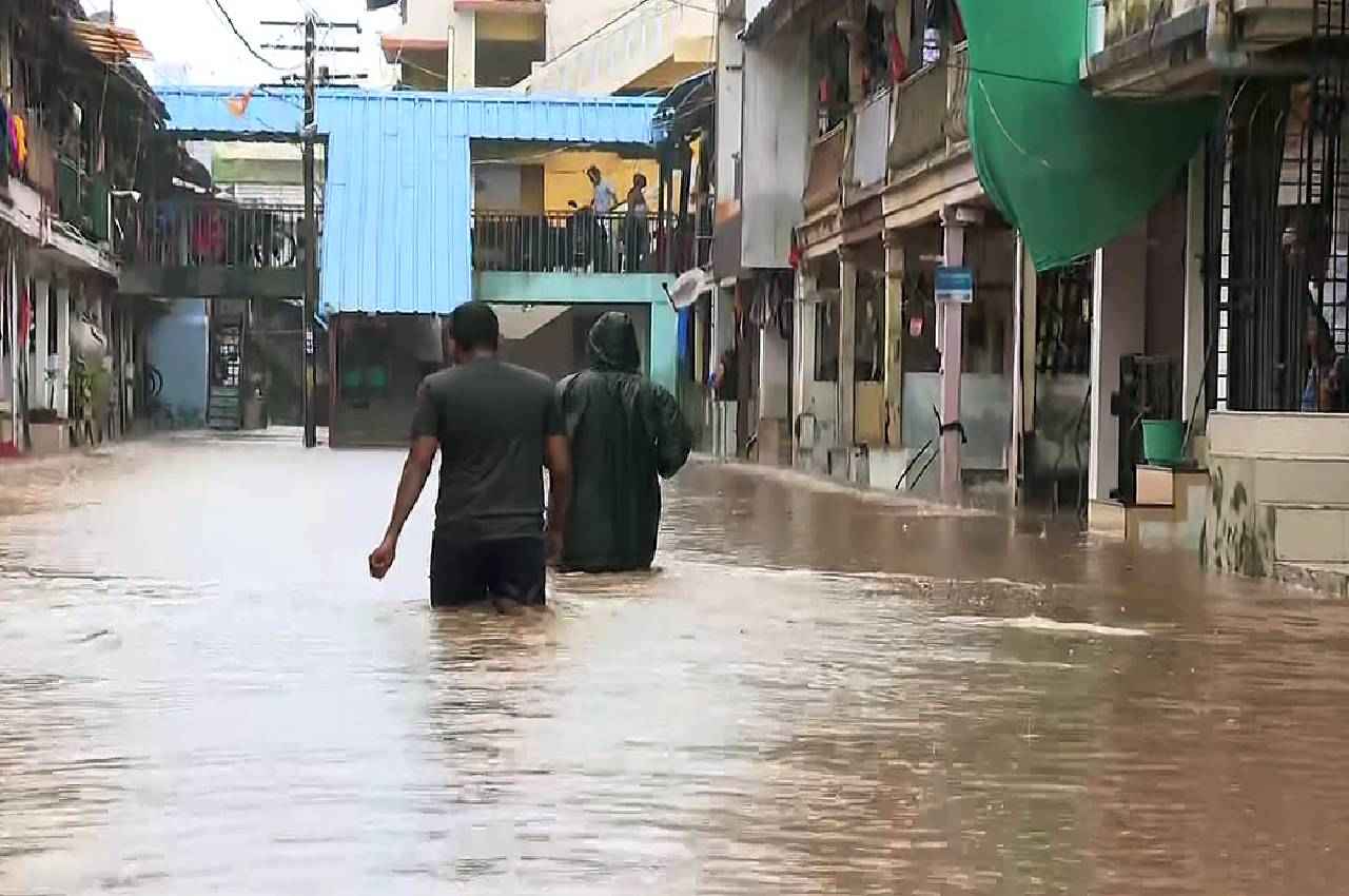 Gujarat Rains: जूनागढ़ समेत अन्य इलाकों में बाढ़ का कहर, चार लोग डूबे; कई गाड़ियां भी बही