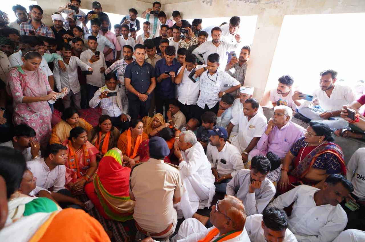 करौली में दलित युवती की हत्या, सांसद किरोड़ी लाल बोले- युवती पर हुआ एसिड अटैक, हाॅस्पिटल के बाहर धरने पर बैठे परिजन