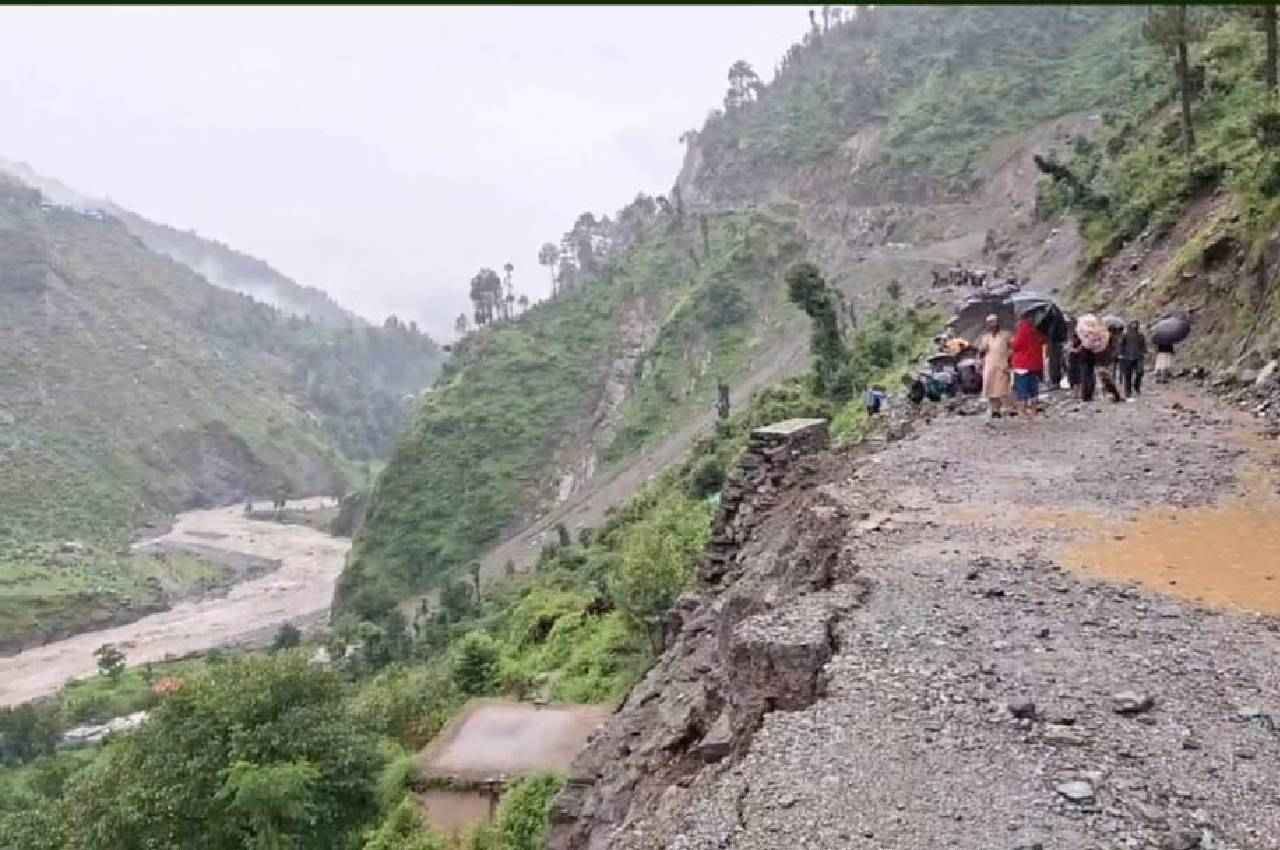 जम्मू-कश्मीर: कठुआ में बाढ़ लैंडस्लाइड का कहर, आठ लोगों की मौत, राहत बचाव कार्य जारी
