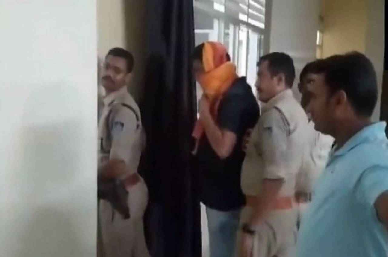मध्य प्रदेश: आदिवासी युवक पर पेशाब करने का आरोपी गिरफ्तार, इन धाराओं के तहत FIR