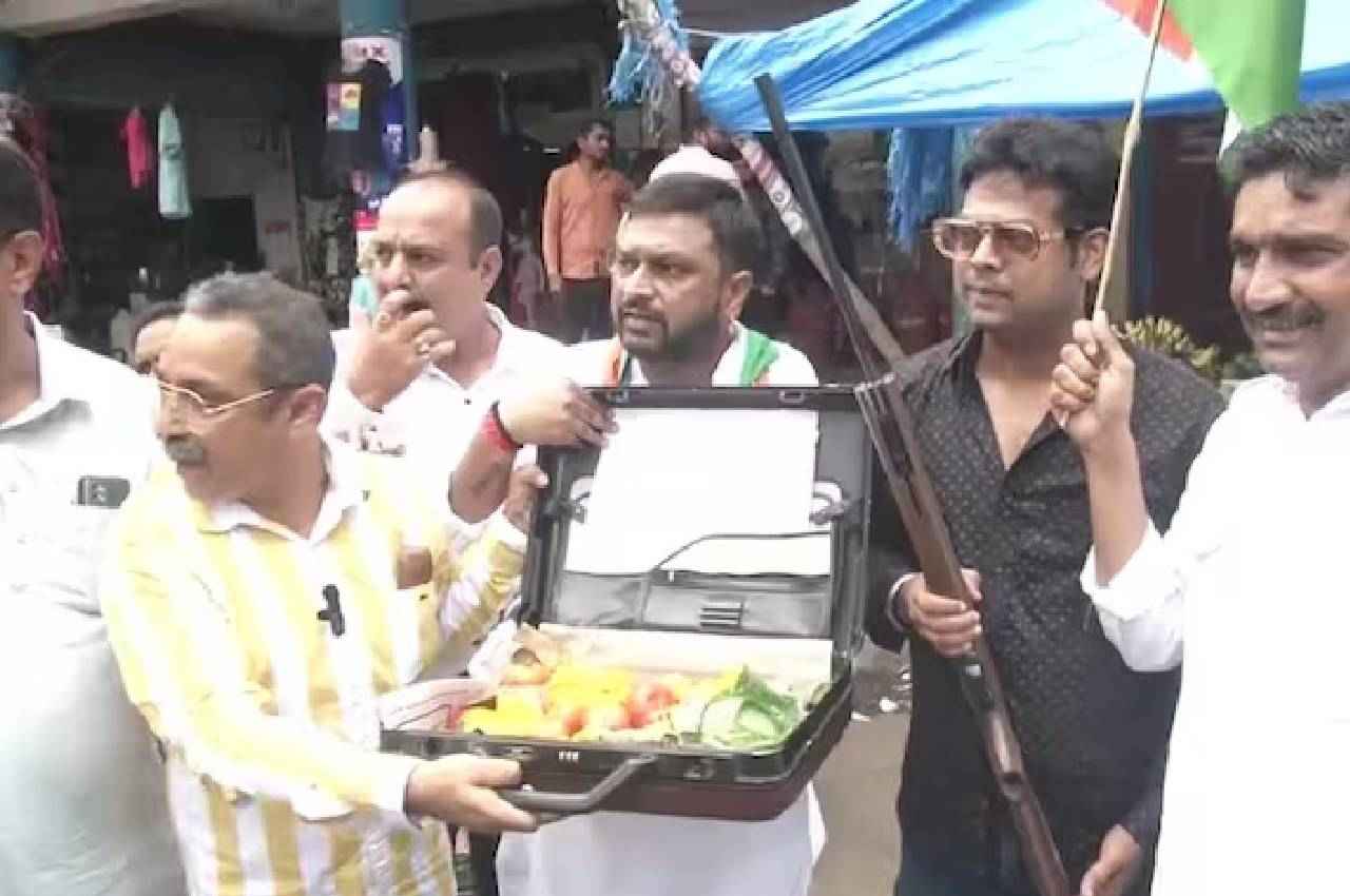 महंगाई के खिलाफ मध्य प्रदेश कांग्रेस का अनोखा विरोध-प्रदर्शन; ब्रीफकेस, बंदूक लेकर खरीदे टमाटर