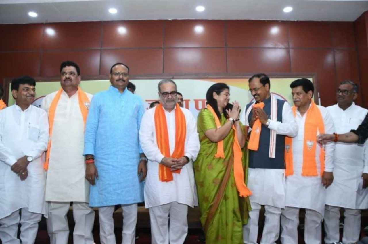 Mission 2024: लोकसभा चुनाव से पहले सपा-रालोद का एक और झटका; इन 15 नेताओं ने थामा भाजपा का हाथ