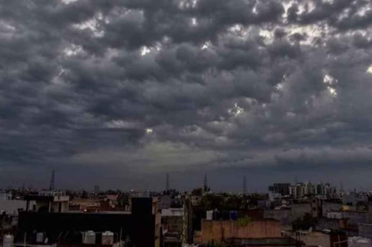 Monsoon Update: बाढ़ से तबाह हुए हिमाचल प्रदेश, उत्तराखंड में अभी और होगी बारिश; IMD ने दी चेतावनी
