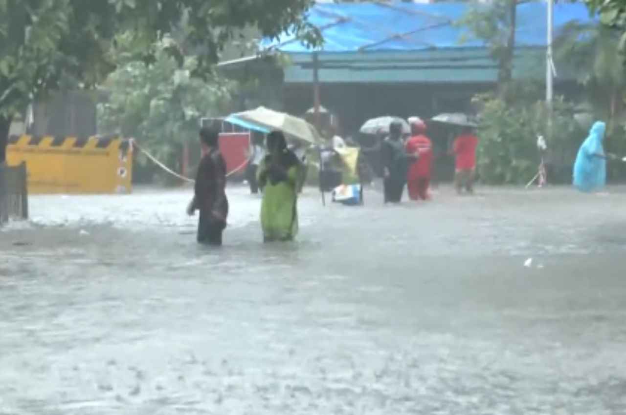 Mumbai Rains: मुंबई में आफत की बारिश, सड़कें बनीं तालाब, हाई टाइड का अलर्ट