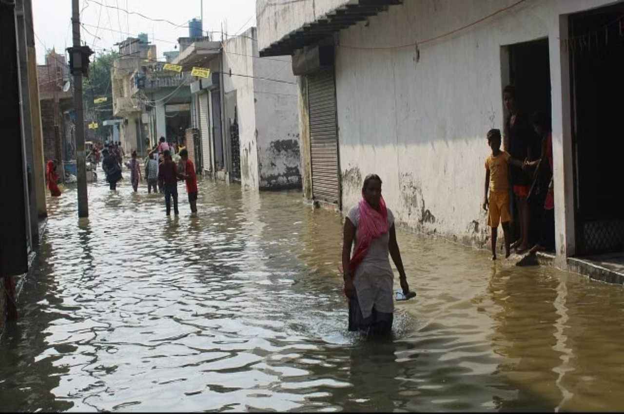 Noida Flood 2023: बारिश से हिंडन नदी में उफान, नोएडा में अब तक 1000 लोगों को शिफ्ट किया