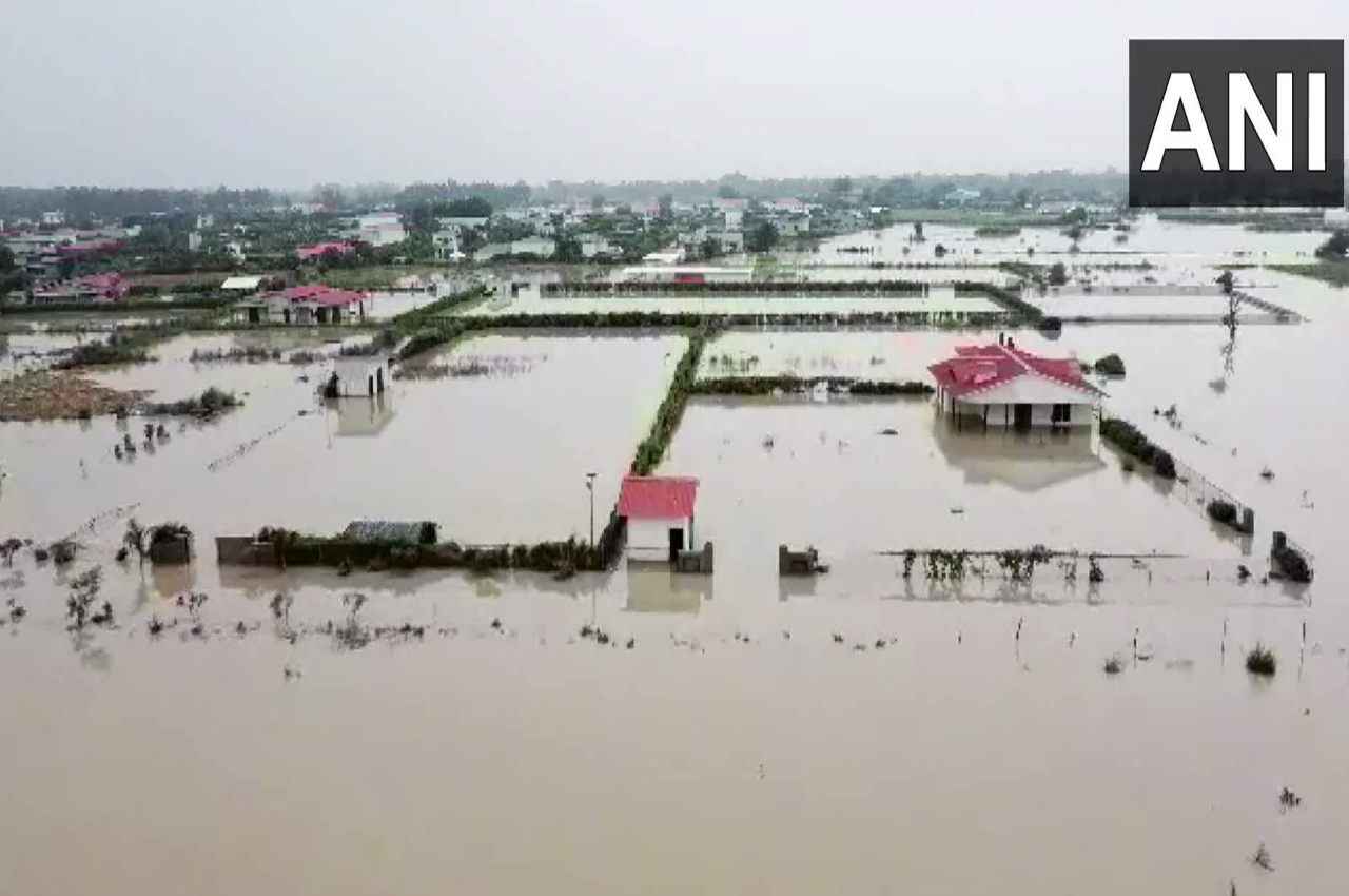 Noida Flood: नोएडा में बाढ़ क्षेत्र देखने के लिए कराया ड्रोन सर्वे, तो खुल गई अवैध फार्महाउसों की कहानी