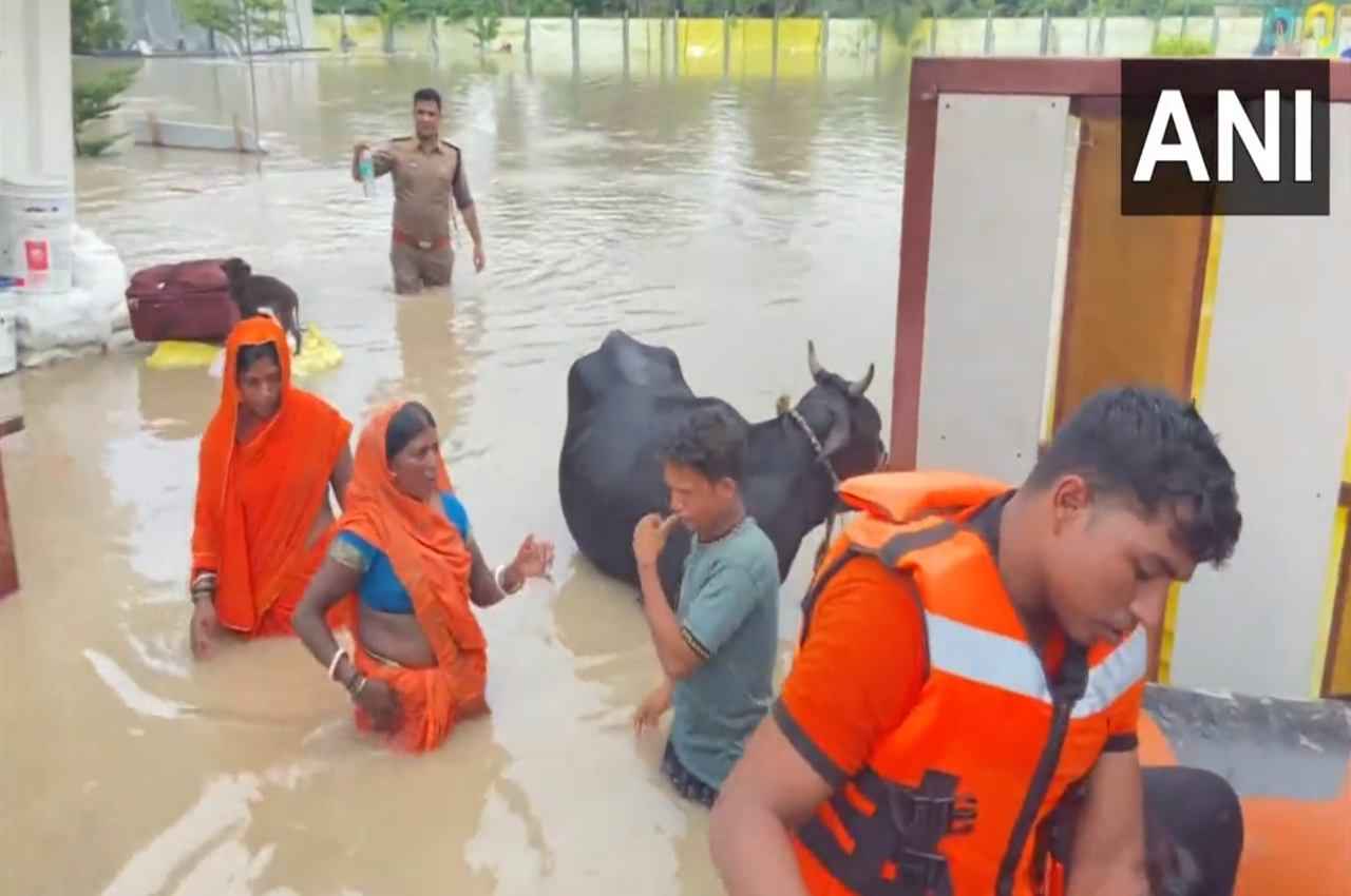 Noida Flood Alert: दिल्ली के बाद नोएडा में 'कालिंदी' हुई विकराल; यमुना किनारे के गांवों से लोगों का रेस्क्यू शुरू, Video