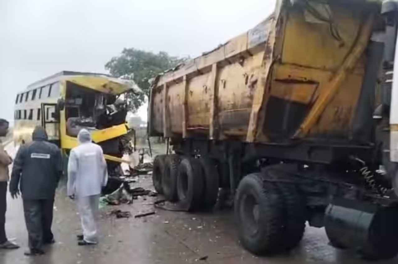 Chattisgarh: पीएम मोदी की सभा में जा रही बस पलटी, दो लोगों की मौत, कई घायल