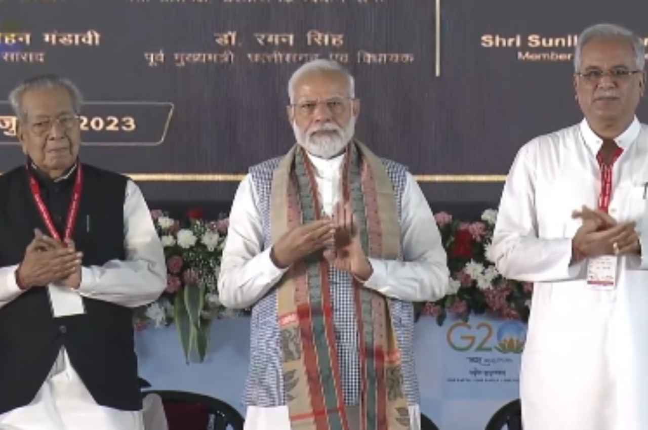 पीएम मोदी ने छत्तीसगढ़ में 10 परियोजनाओं का किया शुभारंभ, बोले- नक्सली हिंसा झेल रहे गांवों में पहुंच रही आधुनिक सुविधाएं