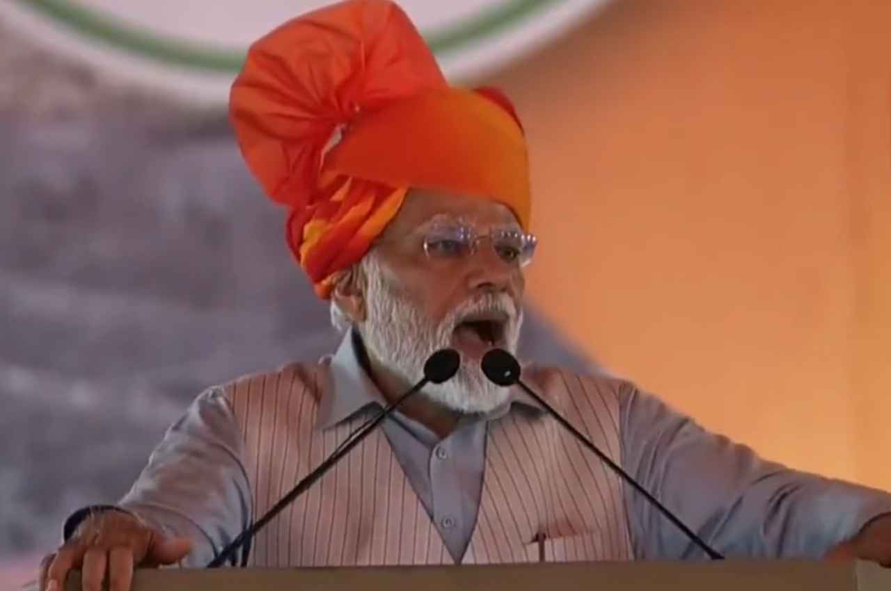 मरुधरा में मोदी: बीकानेर में बरसे पीएम, बोले- कांग्रेस का मतलब 'लूट की दुकान, झूठ का बाजार'