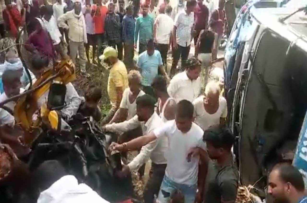 प्रतापगढ़ में दर्दनाक हादसा; सवारियों से भरे टेंपो पर पलटा टैंकर, 8 की मौत, 5 गंभीर