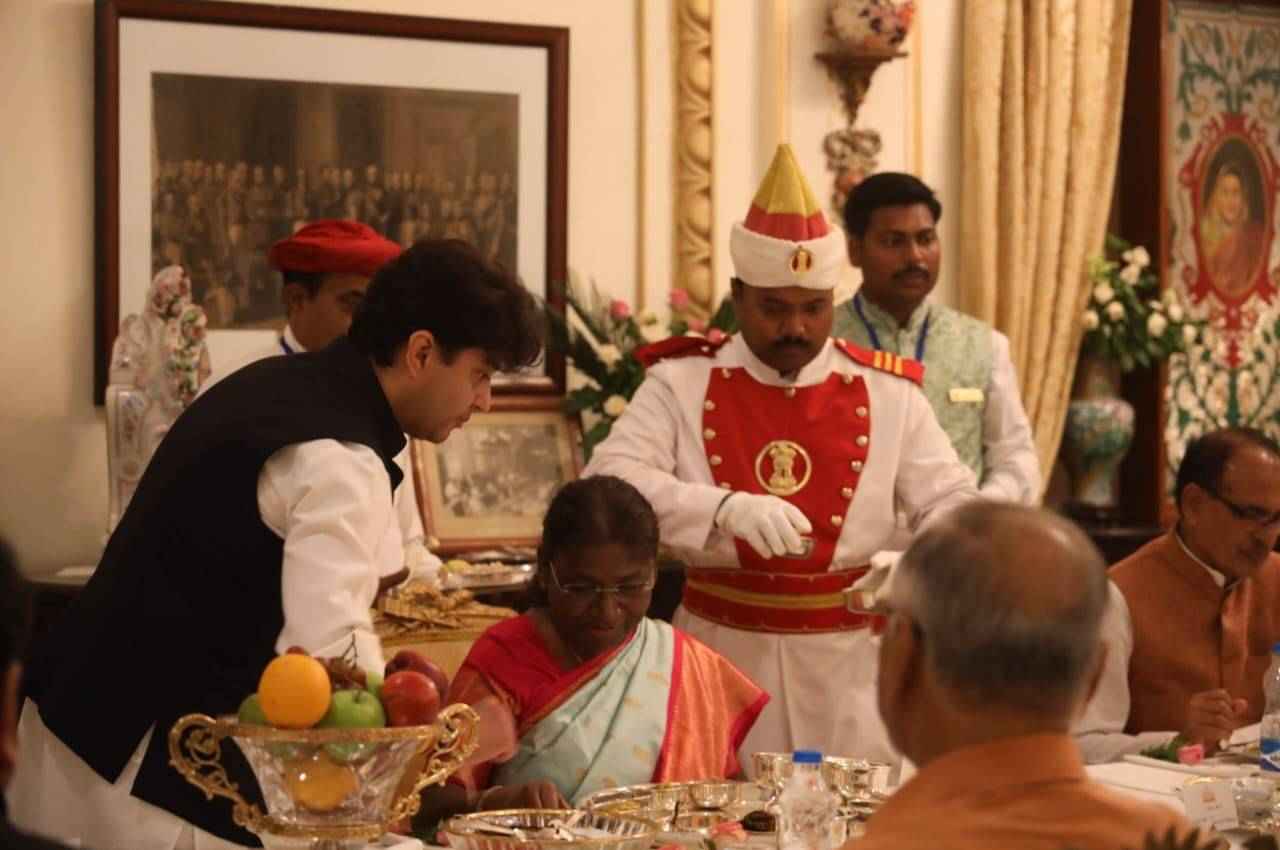 सिंधिया ने परिवार के साथ राष्ट्रपति द्रौपदी मुर्मू को दिखाया जयविलास पैलेस, महामहिम के लिए हुआ शाही भोज का आयोजन