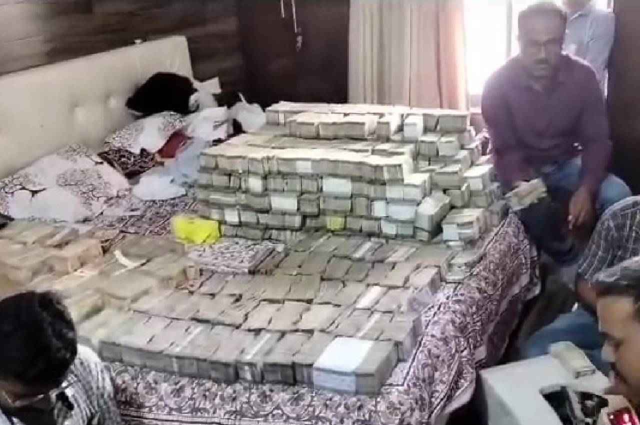 Raid at Bookie House Gondiat Bookie, Raid at Bookie House, cash Gold Seized, Nagpur Businessman, Lost Crores In Online Gambling