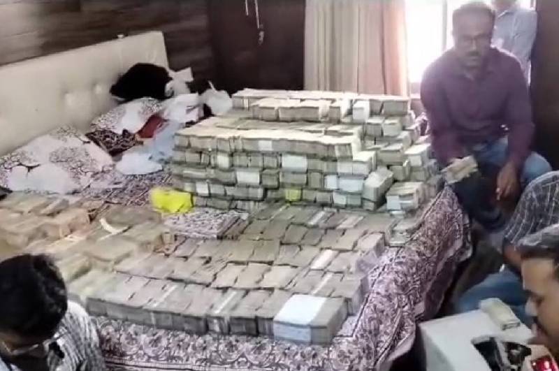 Gondiat Bookie, Raid at Bookie House, cash Gold Seized, Nagpur Businessman, Lost Crores In Online Gambling