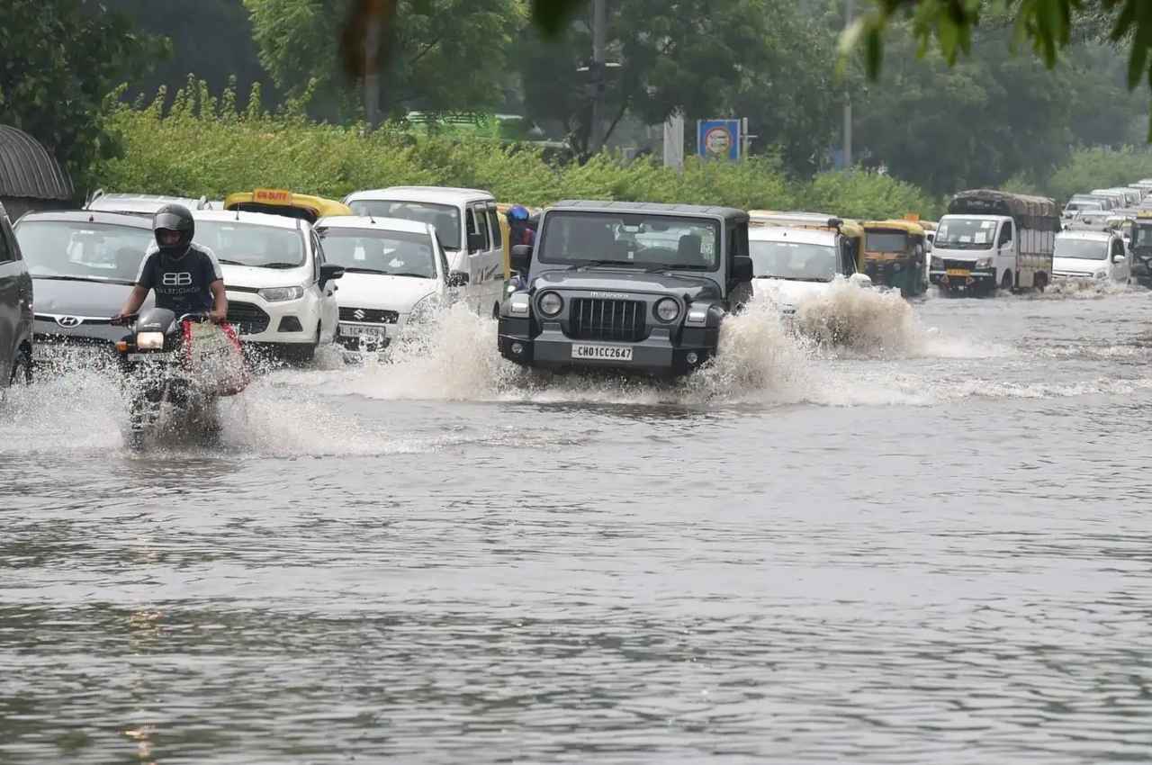 Rain In Delhi-Ncr: दिल्ली-एनसीआर में तूफानी बारिश, सड़कें हुई पानी-पानी, नोएडा में स्कूल बंद