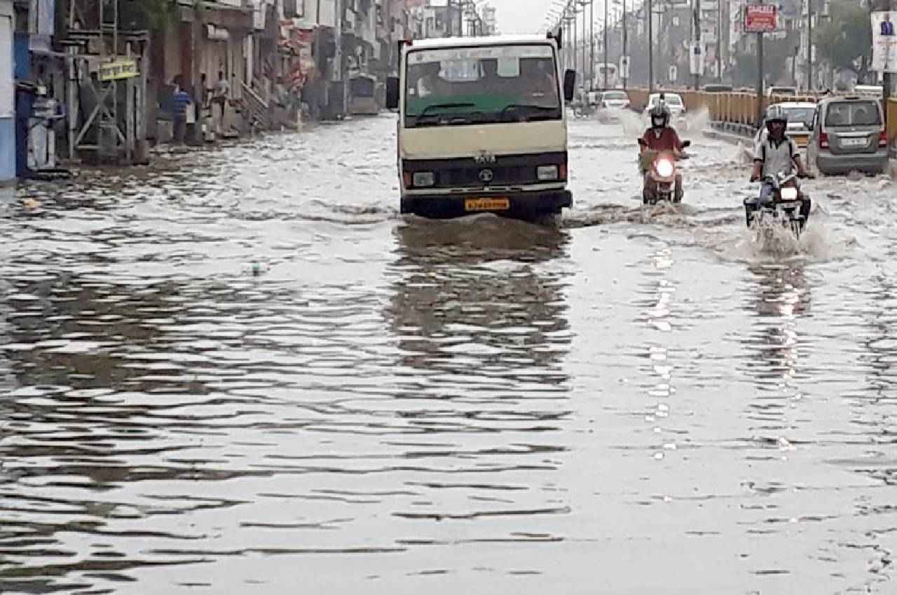 Rajasthan Weather Update: राज्य में बारिश बनी आफत, 10 जिलों में भारी बरसात का अलर्ट, जानिए मौमस का हाल
