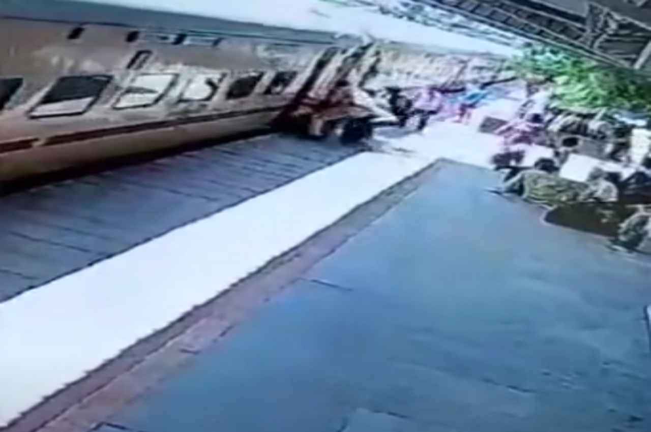 Rajasthan: ट्रेन में चढ़ते समय महिला यात्री का फिसला पैर, RPF इंस्पेक्टर ने बचाई जान