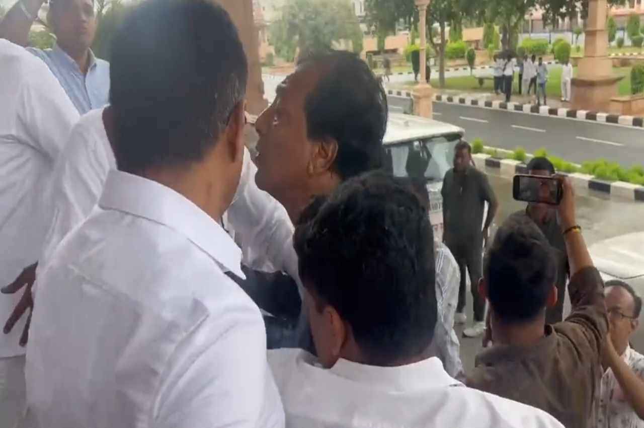 राजस्थान विधानसभा में हाथापाई, लाल डायरी लेकर पहुंचे राजेंद्र गुढ़ा, बोले- 'सीएम साहब ने रसगुल्ले दिए थे, आज घूंसे मार दिए'