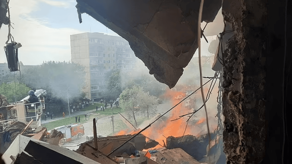 Russia-Ukrain War: पुतिन ने मिसाइलों से लिया ड्रोन अटैक का बदला, खंडहर में बदला जेलेंस्की का शहर