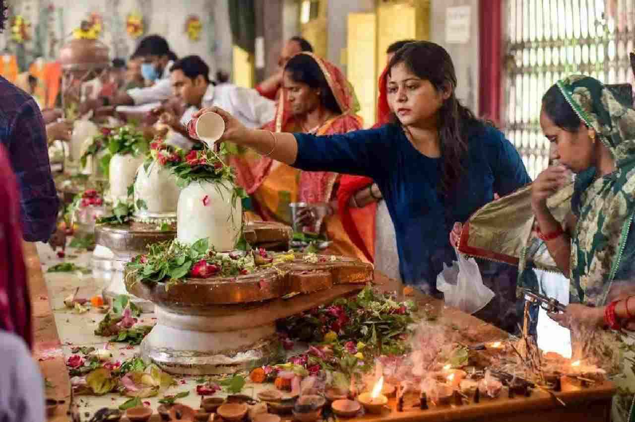 Sawan Somwar 2023: सावन के पहले सोमवार पर शिवालयों में भक्‍तों की भीड़, महादेव के जयकारों से गूंजे मंदिर, देखिए Video