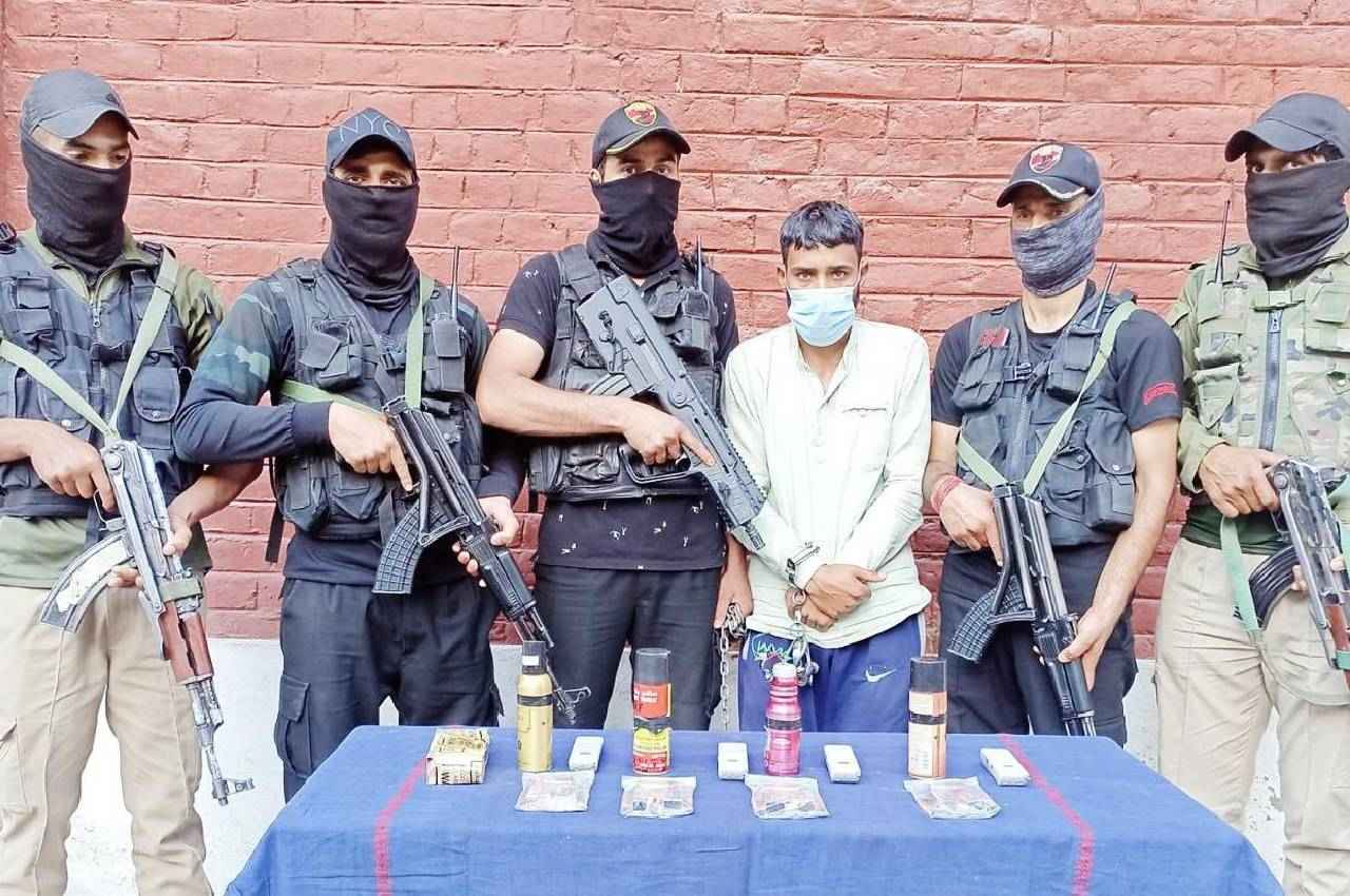 जम्मू-कश्मीर: श्रीनगर पुलिस ने लश्कर के आतंकी को पकड़ा, 4 परफ्यूम आईईडी बरामद
