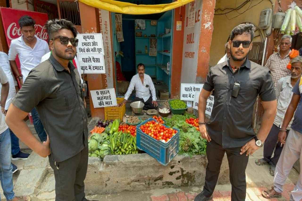 वाराणसी में टमाटर को 'Z Plus सिक्योरिटी' देने वाला शख्स निकला SP नेता; बैठे बिठाए मुसीबत में फंसा असली दुकानदार