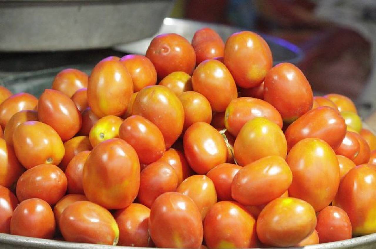 tomato truck stolen, tomato stolen, tomato price, tomato price hike, tomato rates, tomatoes cost, tomato costs, Karnataka tomato cost, tomato price India, tomato theft