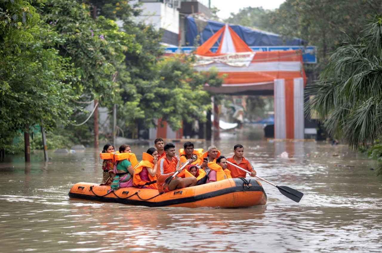 ग्रेटर नोएडा में बाढ़ का पानी हुआ जानलेवा; दो युवक बहे! डीएम ने जारी किया 72 घंटे का अलर्ट