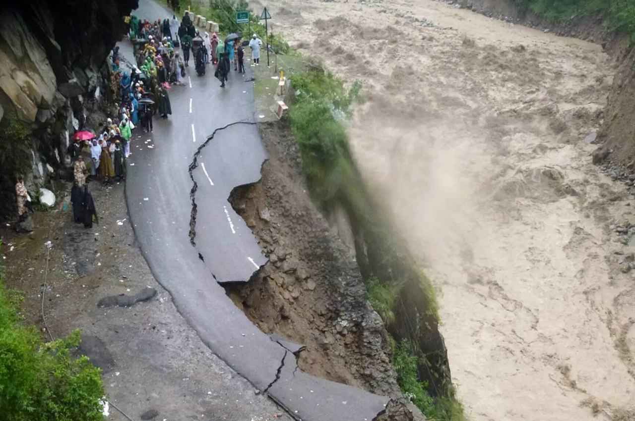Uttarakhand Flood Situation: मकान बहे, रास्ते टूटे, बिजली कटी; बारिश से बेहाल उत्तरकाशी के 'मनाली' जैसे हालात