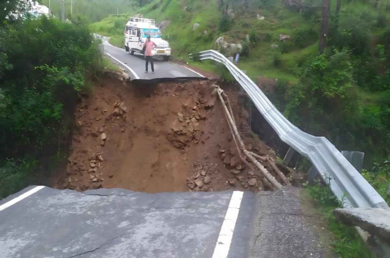 Uttarakhand Rain Update: चमोली में भारी बारिश से बहा हाईवे, कर्णप्रयाग-नैनीताल का संपर्क टूटा