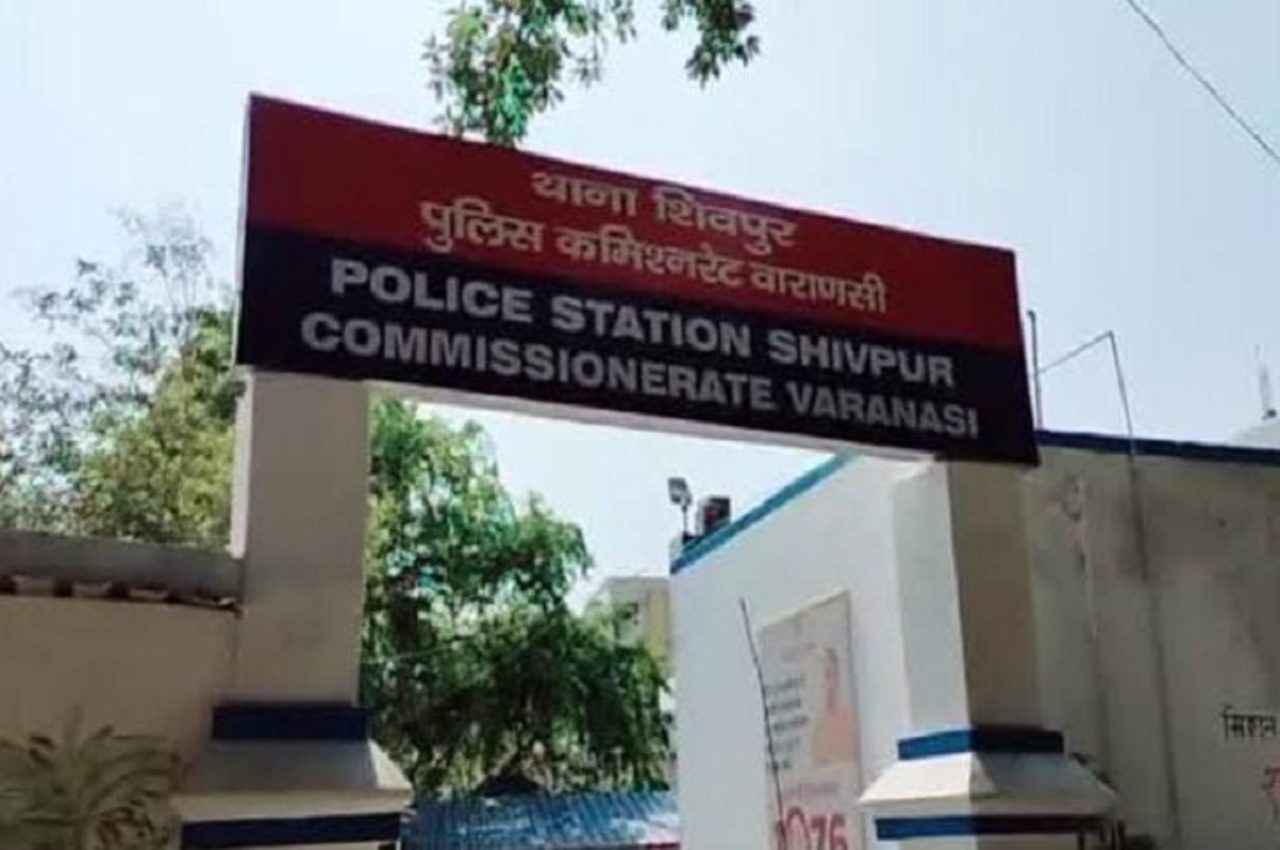 रील्स बनाना पड़ गया भारी; वाराणसी में फ्लाईओवर के नीचे खड़े शख्स पर गिरे गर्लफ्रेंड-ब्वॉयफ्रेंड, एक की मौत