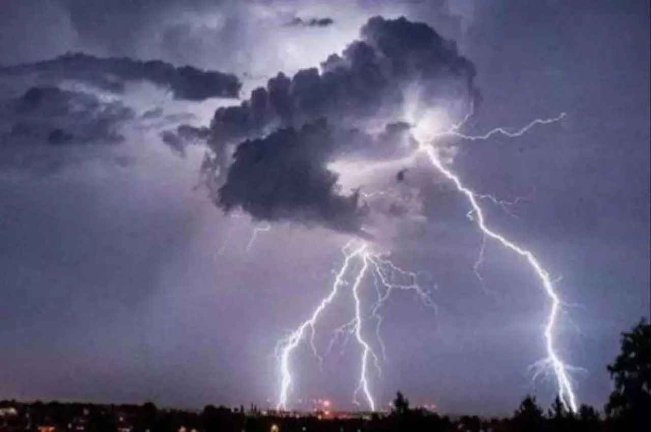 Weather Alert: मौसम विभाग ने इन राज्यों के लिए जारी की चेतावनी, भारी बारिश के साथ बिजली गिरने की जताई संभावना