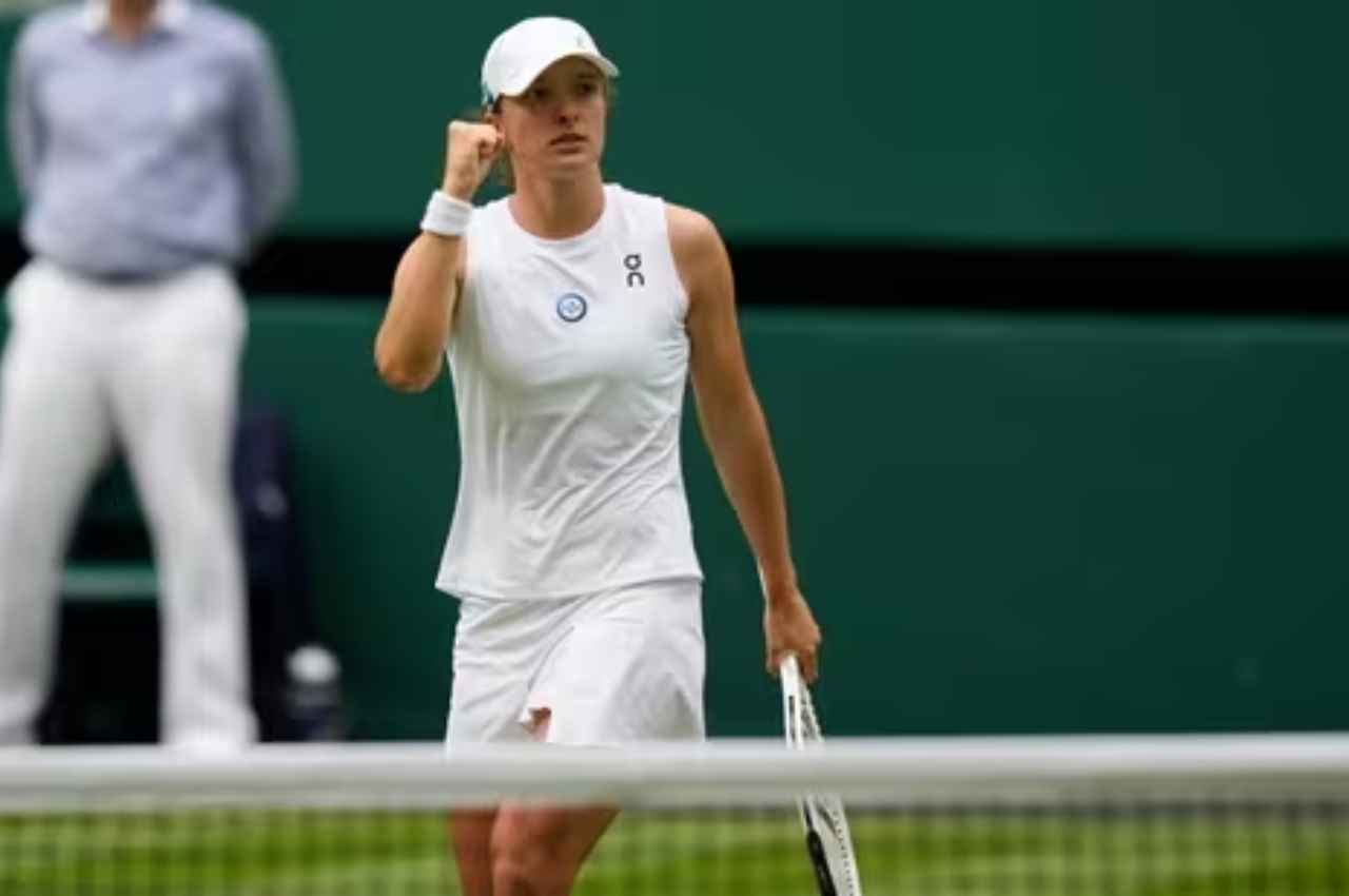 Wimbledon 2023: डेनियल मेदवेदेव-इगा स्विएटेक अगले दौर में, जलवायु प्रोटेस्टर्स ने मैच किया बाधित
